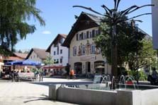 Johann-Althaus-Platz mit Brunnen.